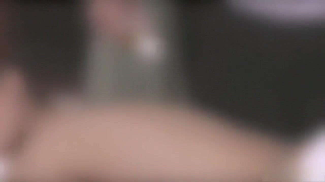 Transbabe Sunday asks for extra sex service to a hunk masseur