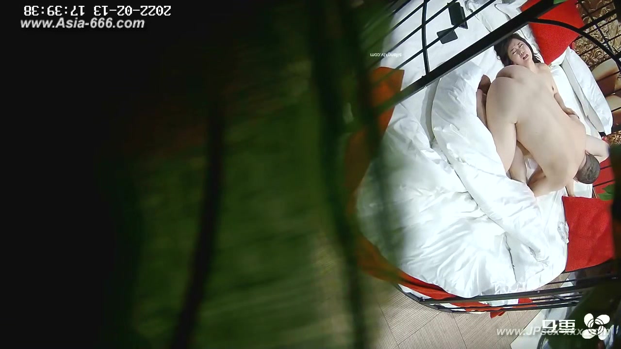 Hackers use the camera to remote monitoring of a lover's home life.575