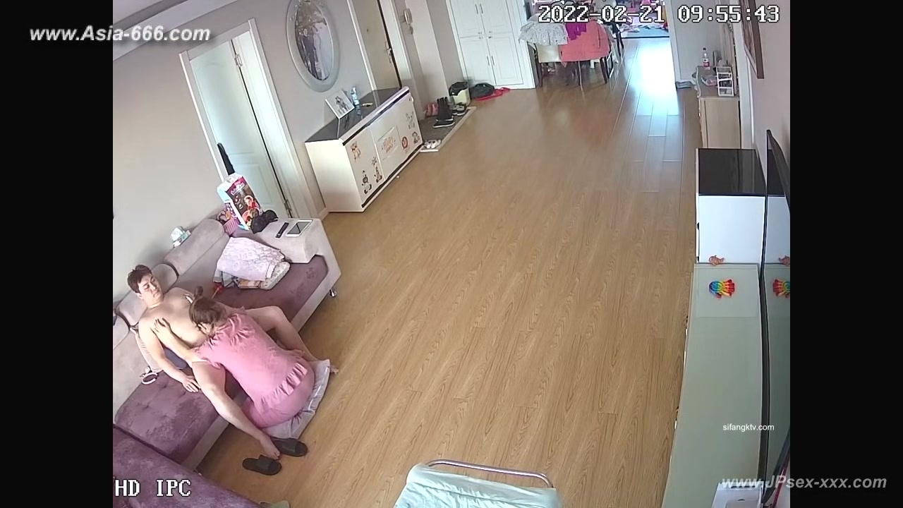 Hackers use the camera to remote monitoring of a lover's home life.604