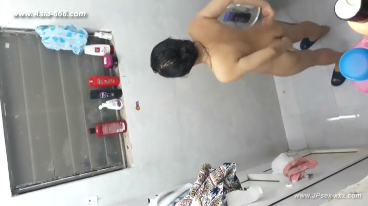 peeping chinese girls bathing.17