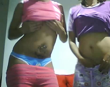 Black-skinned woman loves to shake with twat on cam