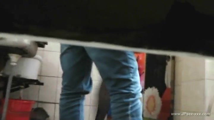 chinese girls go to the toilet.6