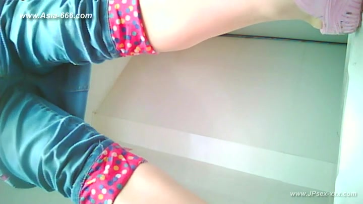 chinese girls go to toilet.67