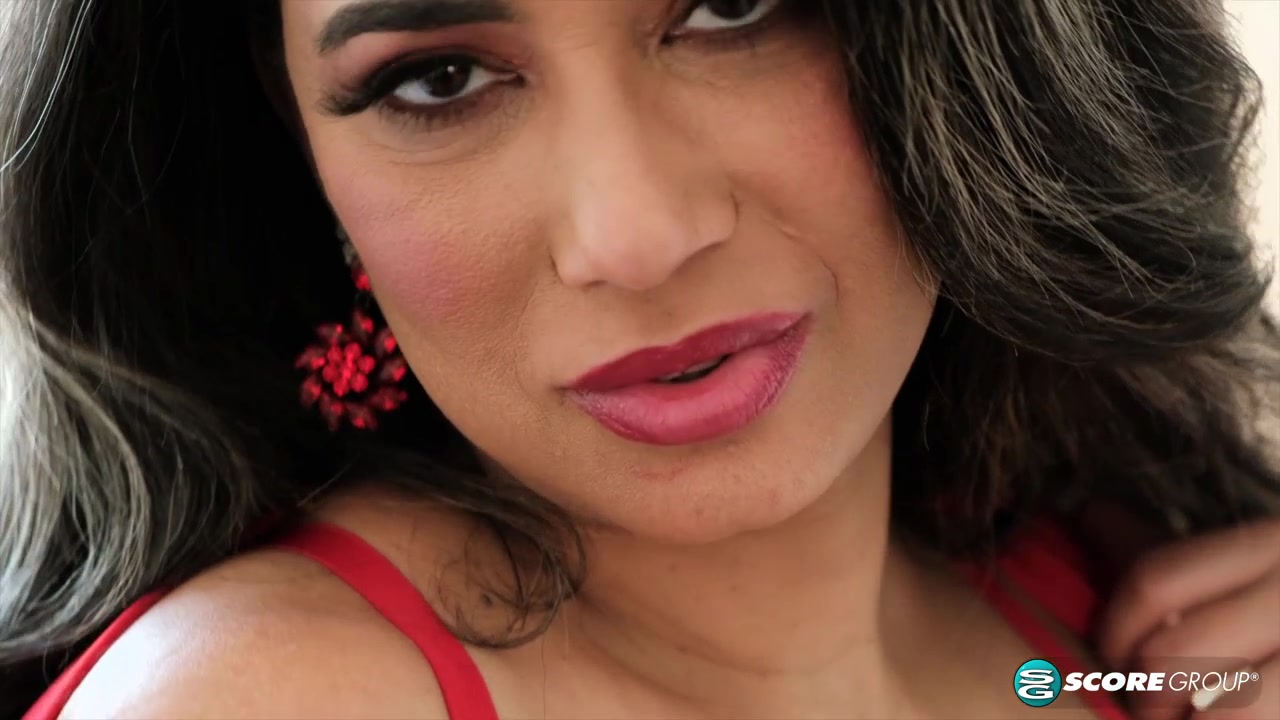 Loraine Del Sol is hot! - 40SomethingMag