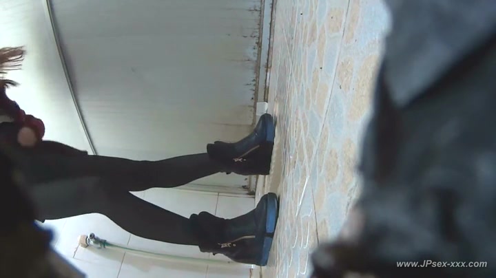 chinese girl go to toilet.30