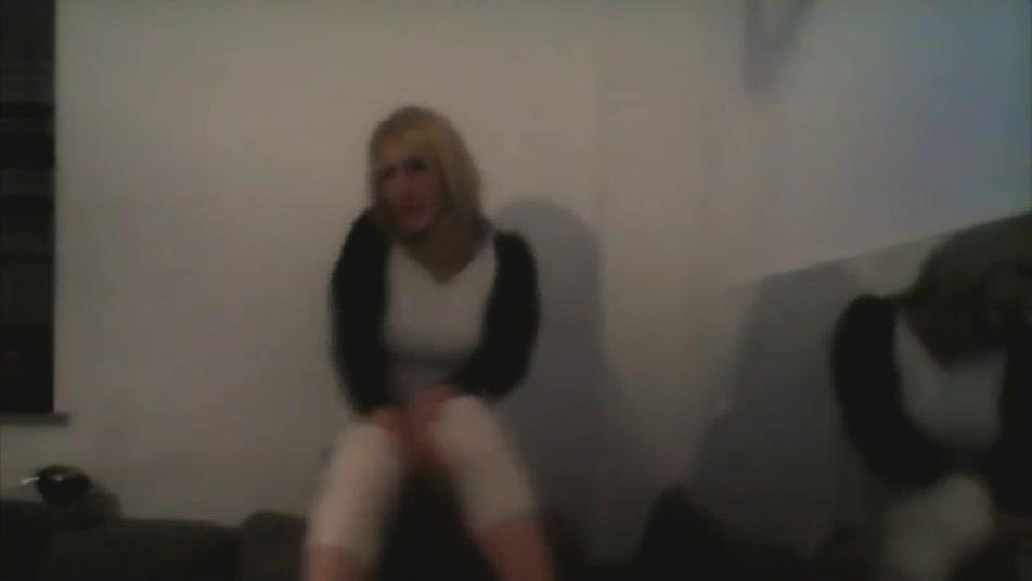 Hot tranny bombshell posing