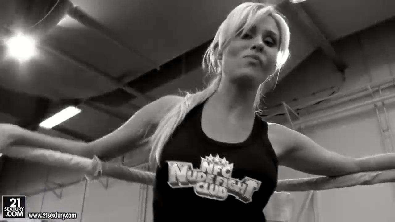 Two blondes Laura Crystal and Michelle Moist in ring