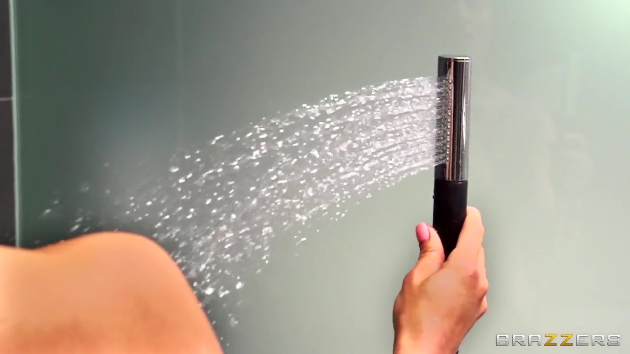 Veronica takes a shower and sucks dick well