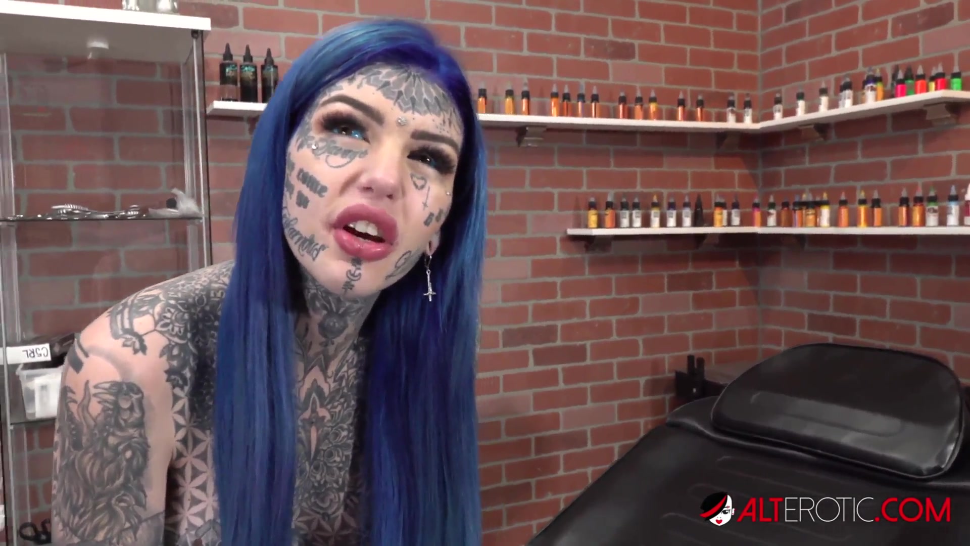 Amber Luke Gets Her Nose Tattooed!