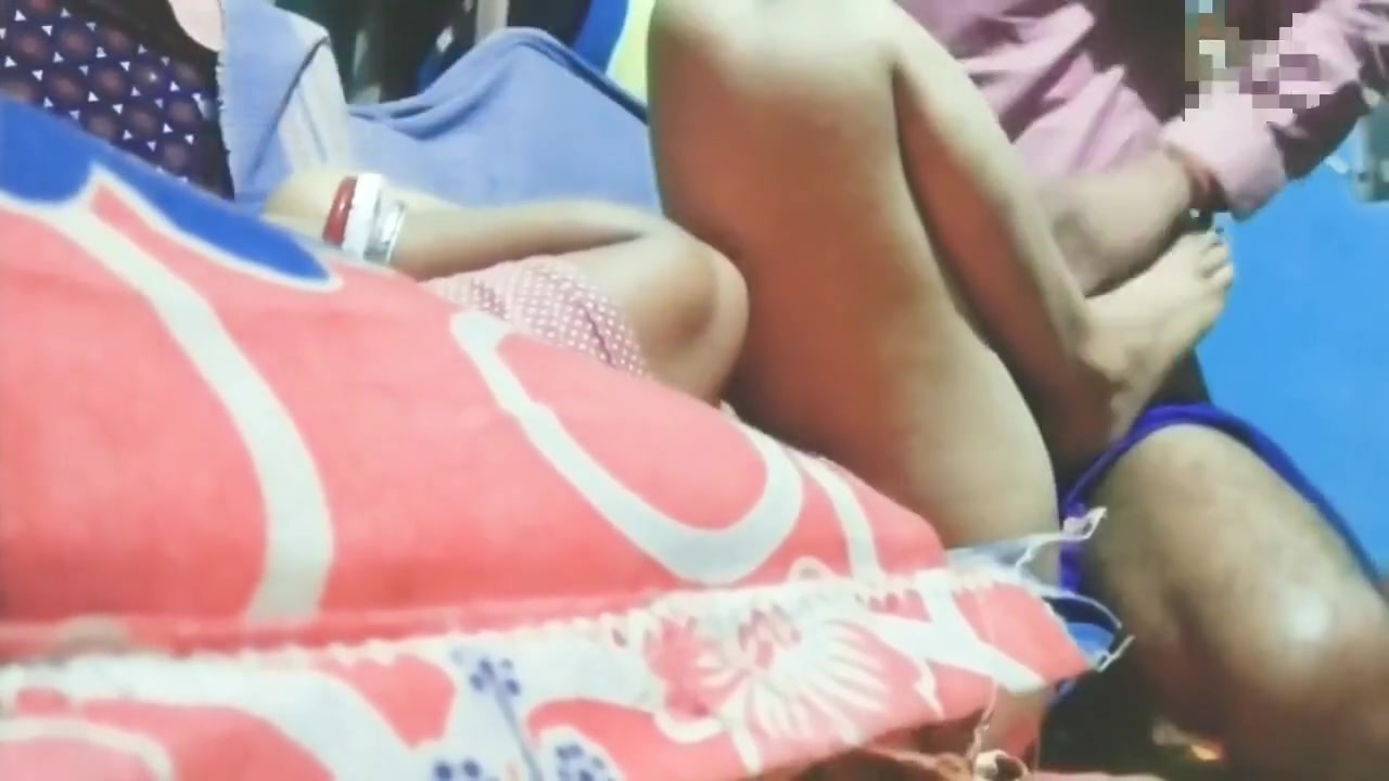 Desi Stepsister Ko Uske Stepuncle Ke Bete Ne Hi Pela Rat Me