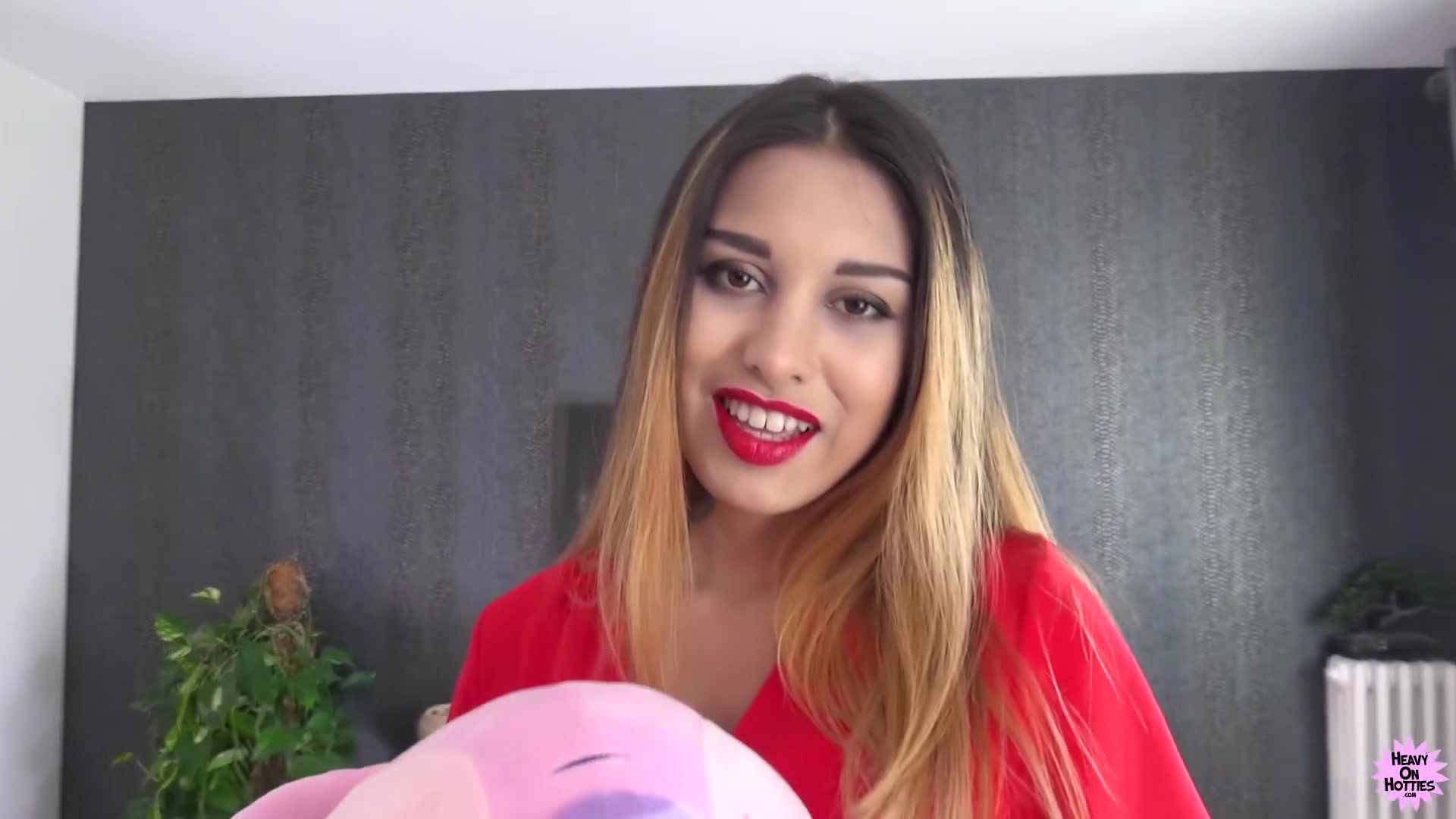 Hot Piece of Ass With Roxy Lips - HeavyOnHotties
