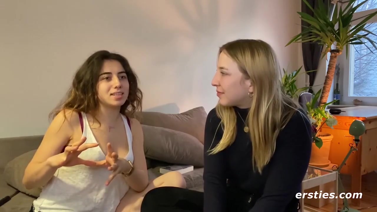 Facesitting Und Heibe Finger-action Mit Kara Und Zoe Aus Berlin