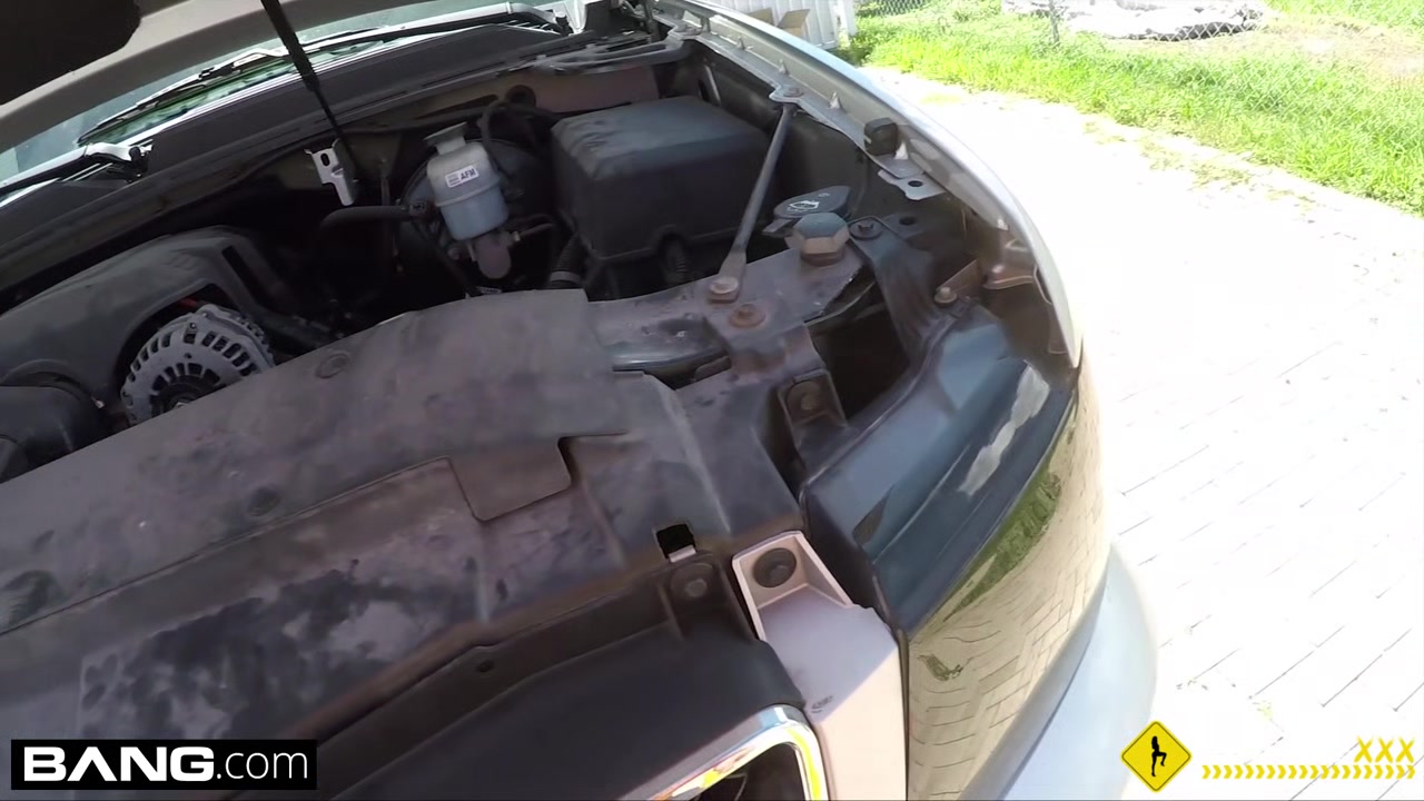 Roadside - Stacy gives her mechanic a blowjob in public