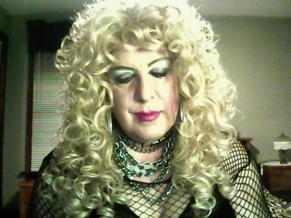 MzRoxy smoking fetish tranny