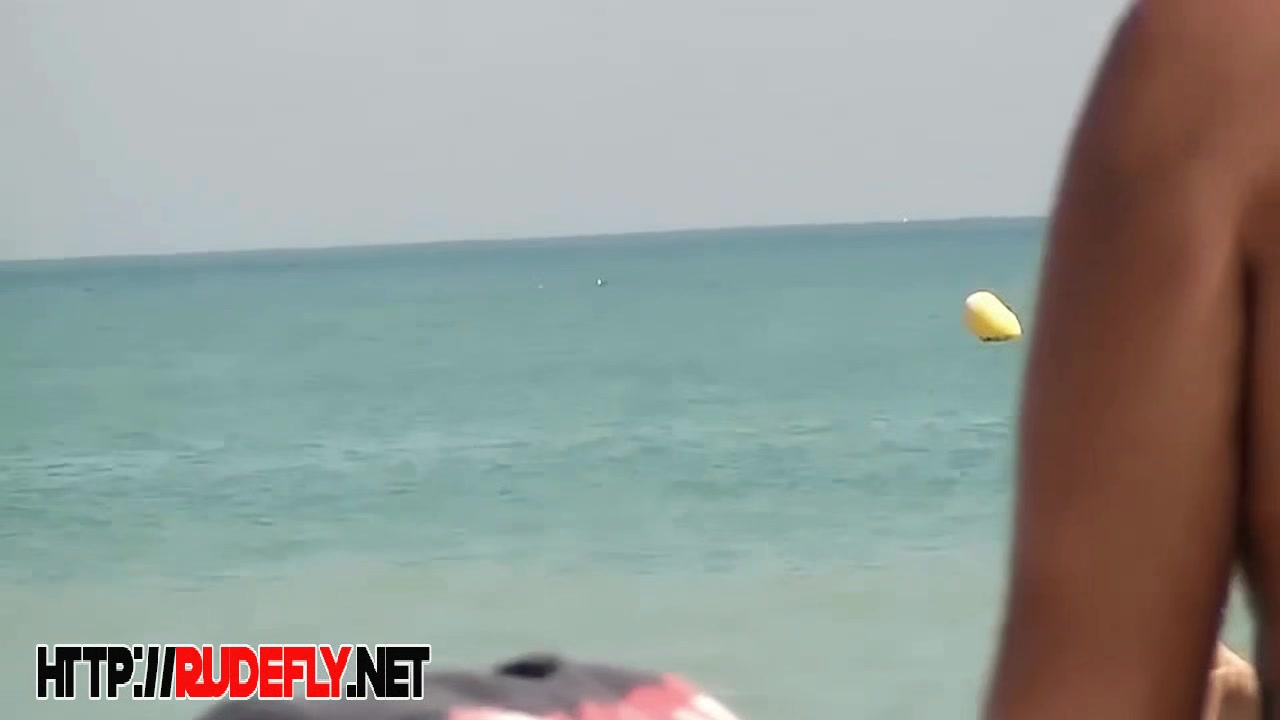 Amateur sexy beach nudist on video