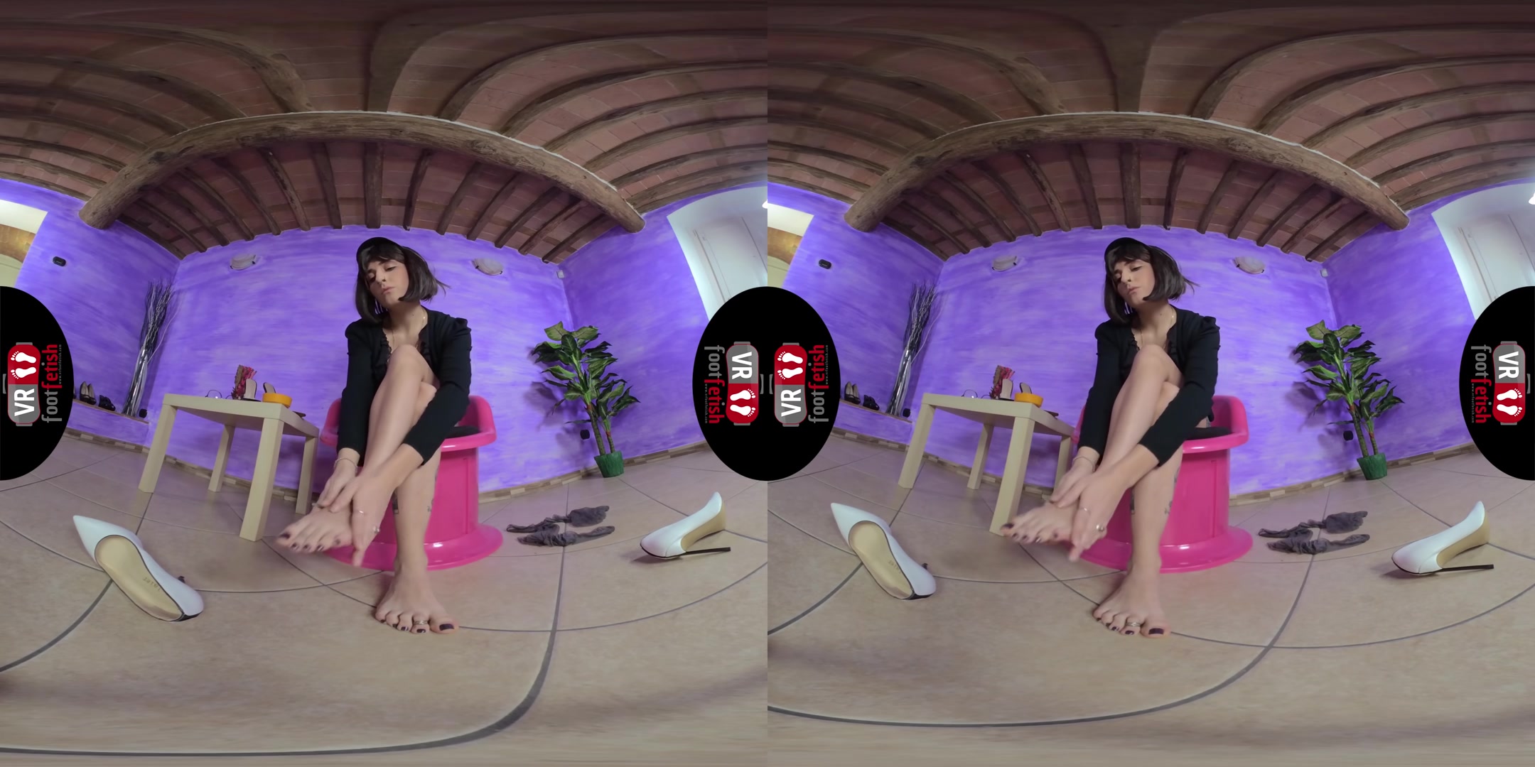 Gorgeous Aradia Takes Off Her Stockings And Oils Up Her Fabulous Feet - VRFootFetish