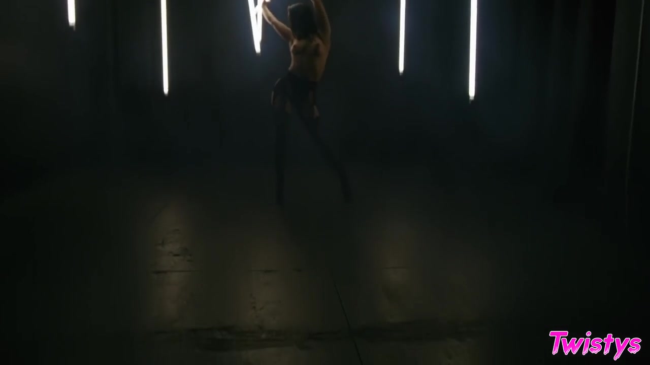 Sexy Brunette Masturbates Her Hungry Clit