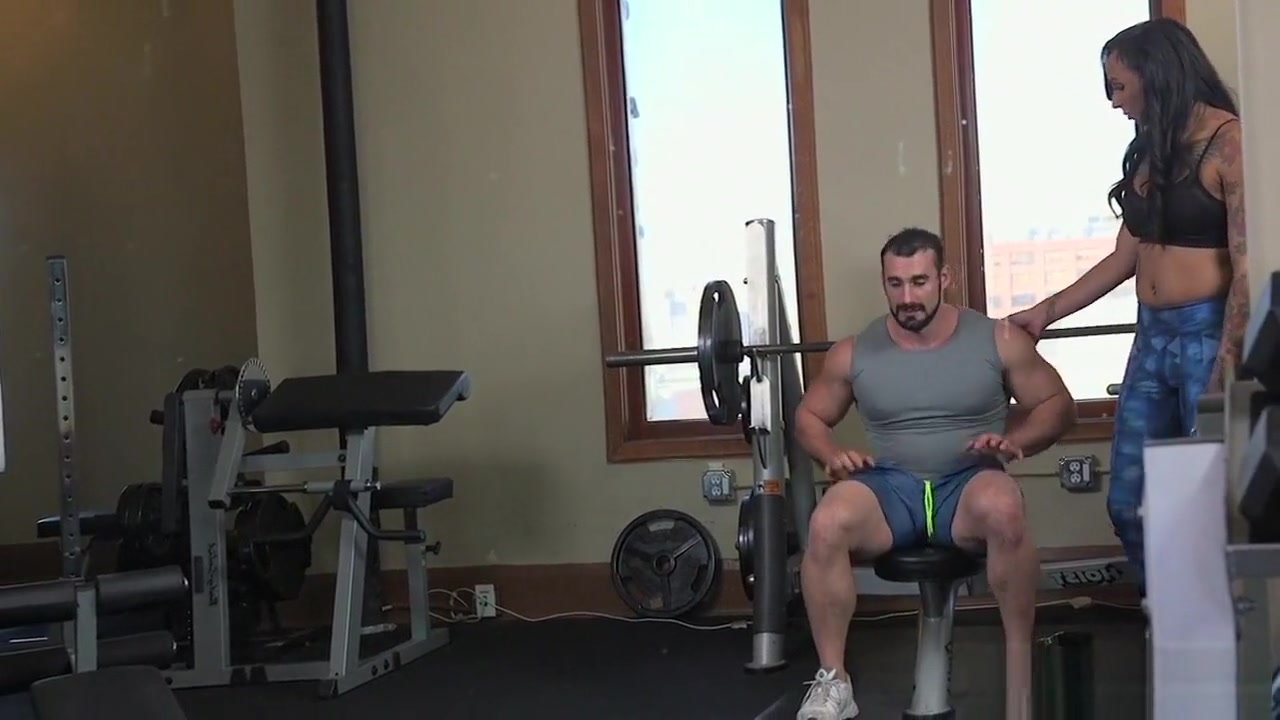 Tranny fitness instructor fucks muscled guy