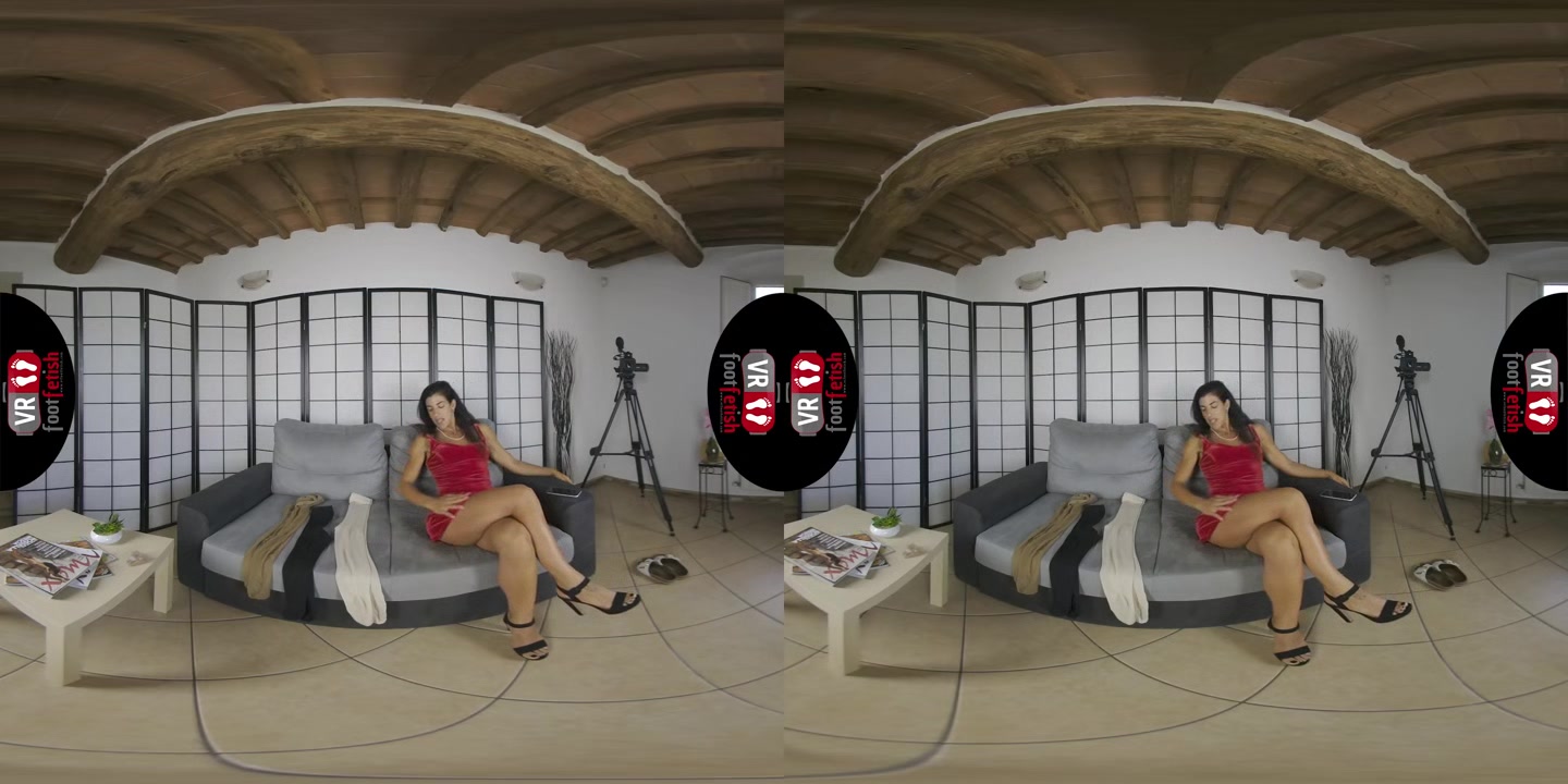 Teasing Queen Bianca Blance Tries On Her Pantyhose And Shows Her Amazing Body In VR - VRFootFetish