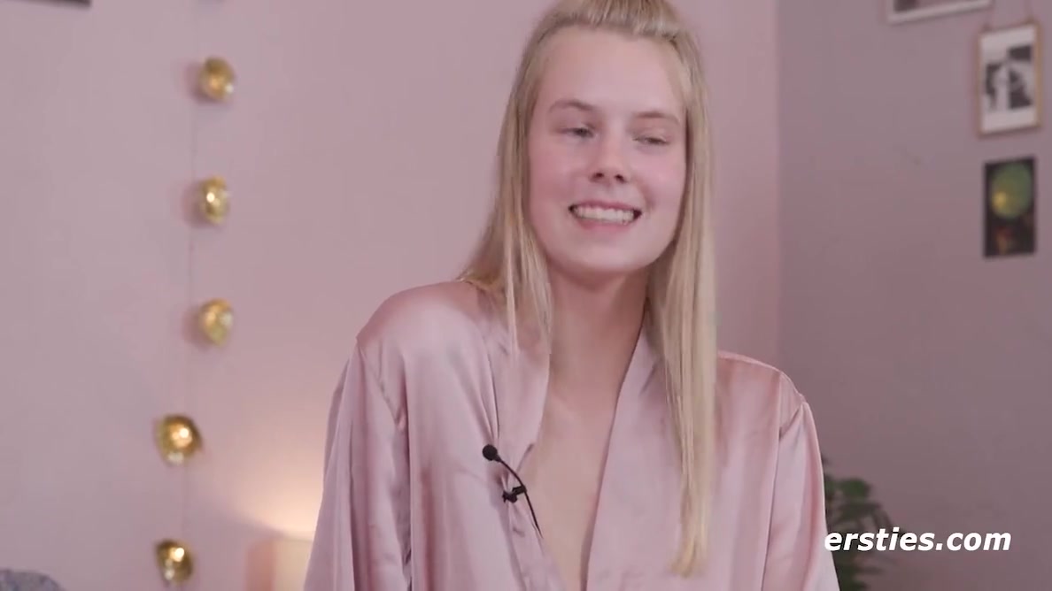 Die Zarte Jolien Masturbiert Mit Viel Sinnlichkeit