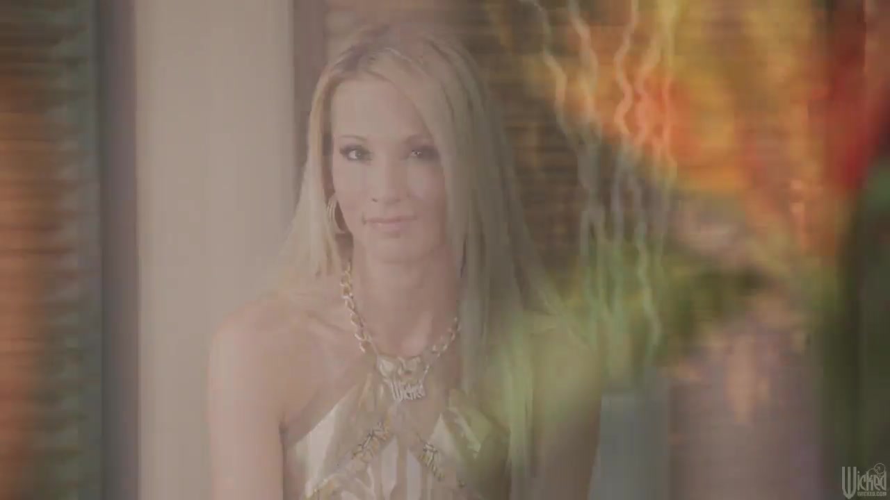 Jessica Drake likes to finger her pale box