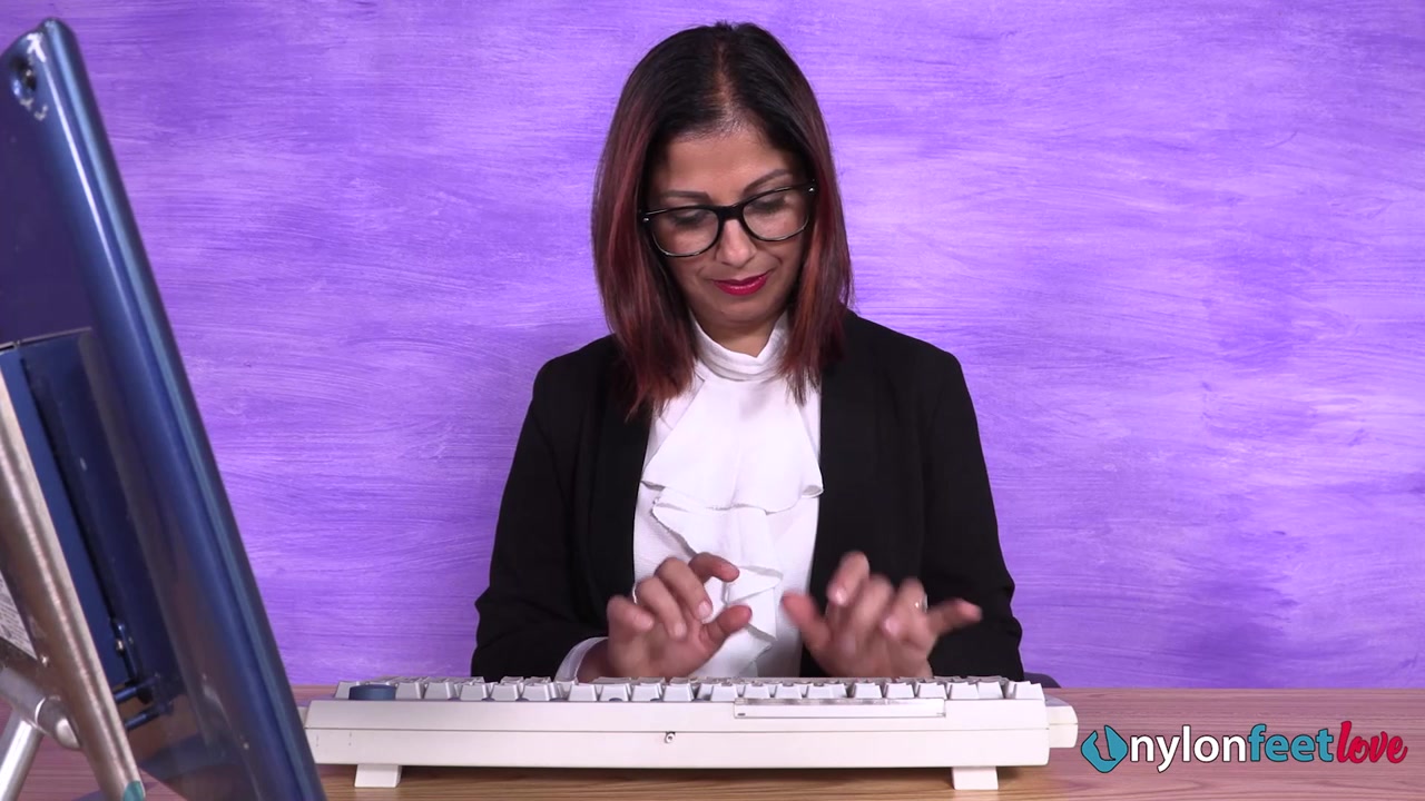 Super-hot secretary Simoncina shows off her nyloned feet
