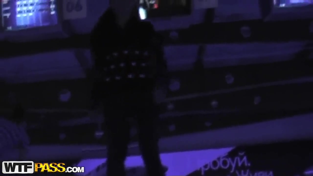 Man tries to seduce his GF to screw on camera