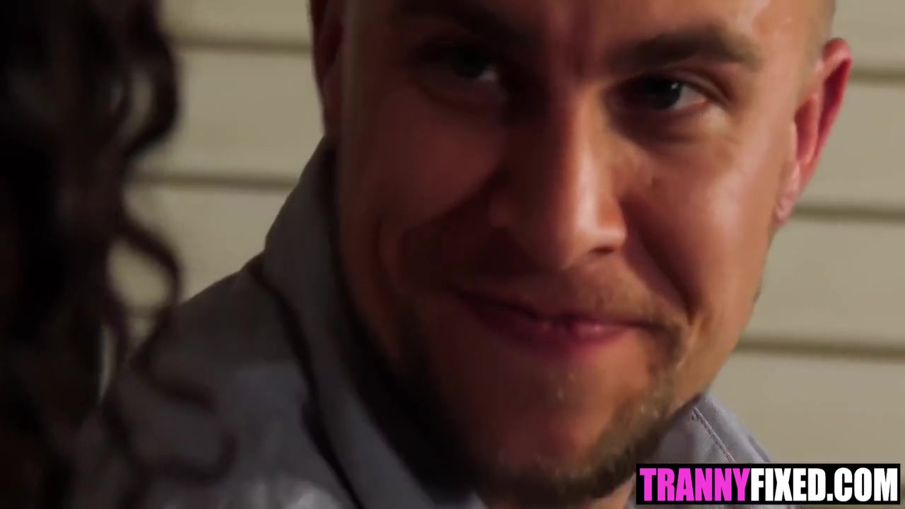 Translicious Babe Seduces Steward - Eli Hunter And Alisia Rae