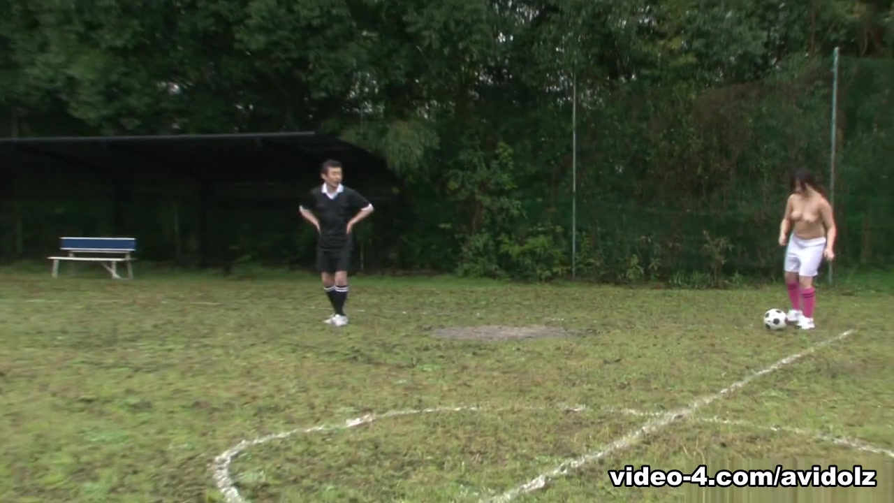 New trainer brings order to his sexy soccer team - AviDolz