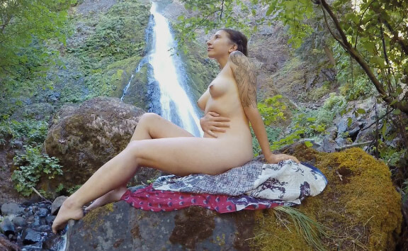 Caliope in Caliope Caresses Her Clit - YanksVR