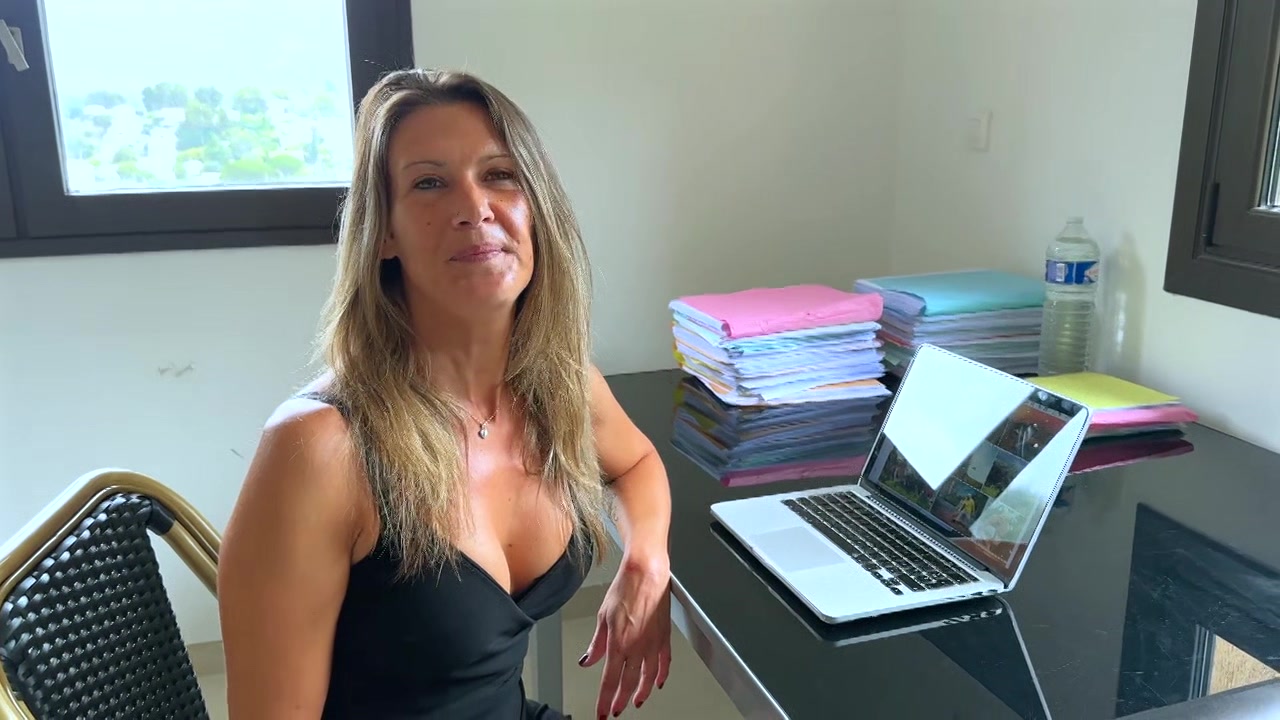 La Poutre is rewarded by his boss - Jacquie et Michel TV
