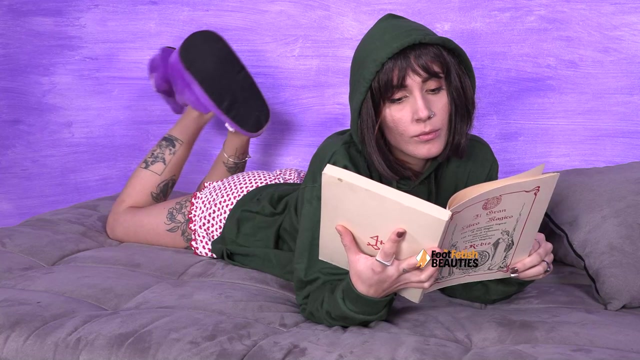 Smoking-hot Aradia lets her slippers fall off and displays her sexy feet