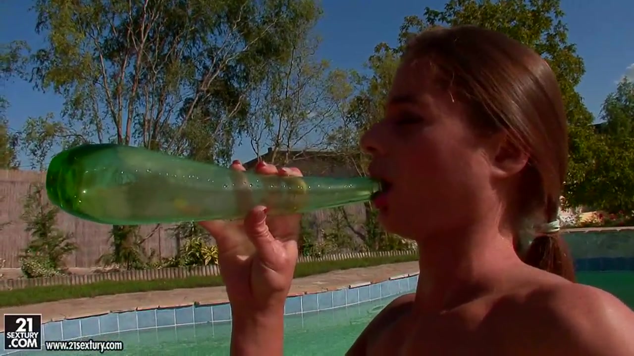 Cathy Heaven masturbates outside and sucks a green dildo