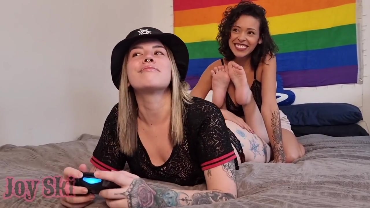 Nought Brunette Making A Blondes Feet Massage During The Game