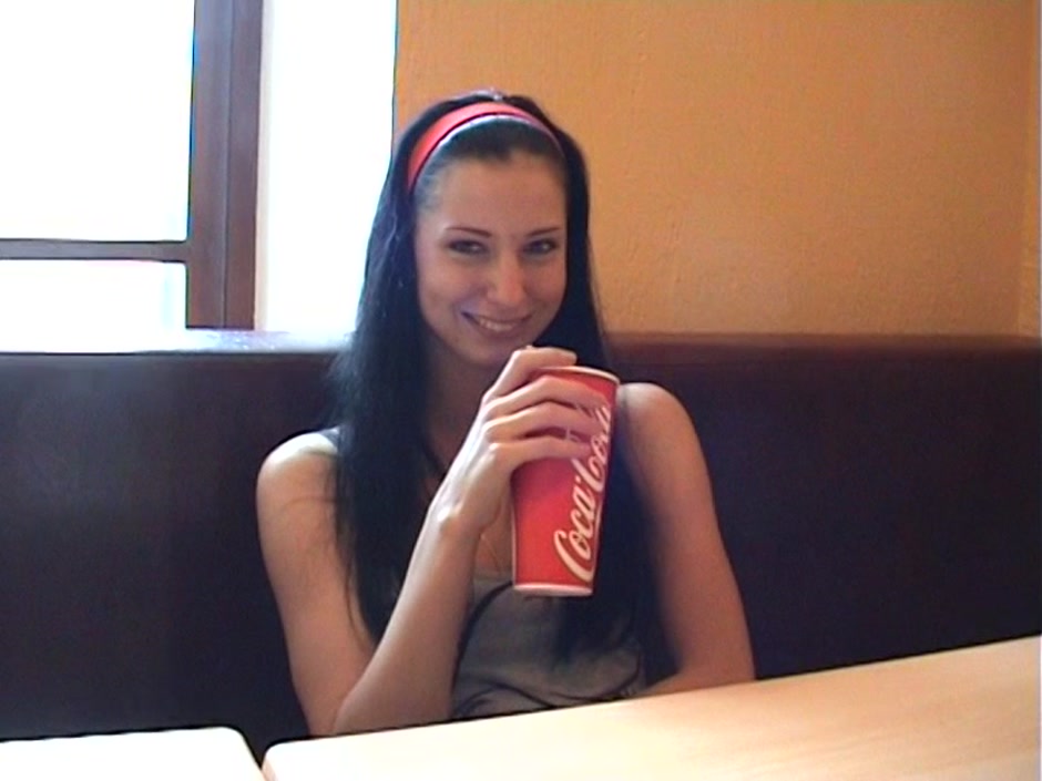 Yulia in amateur hot vixen gives a nice blowie to her guy