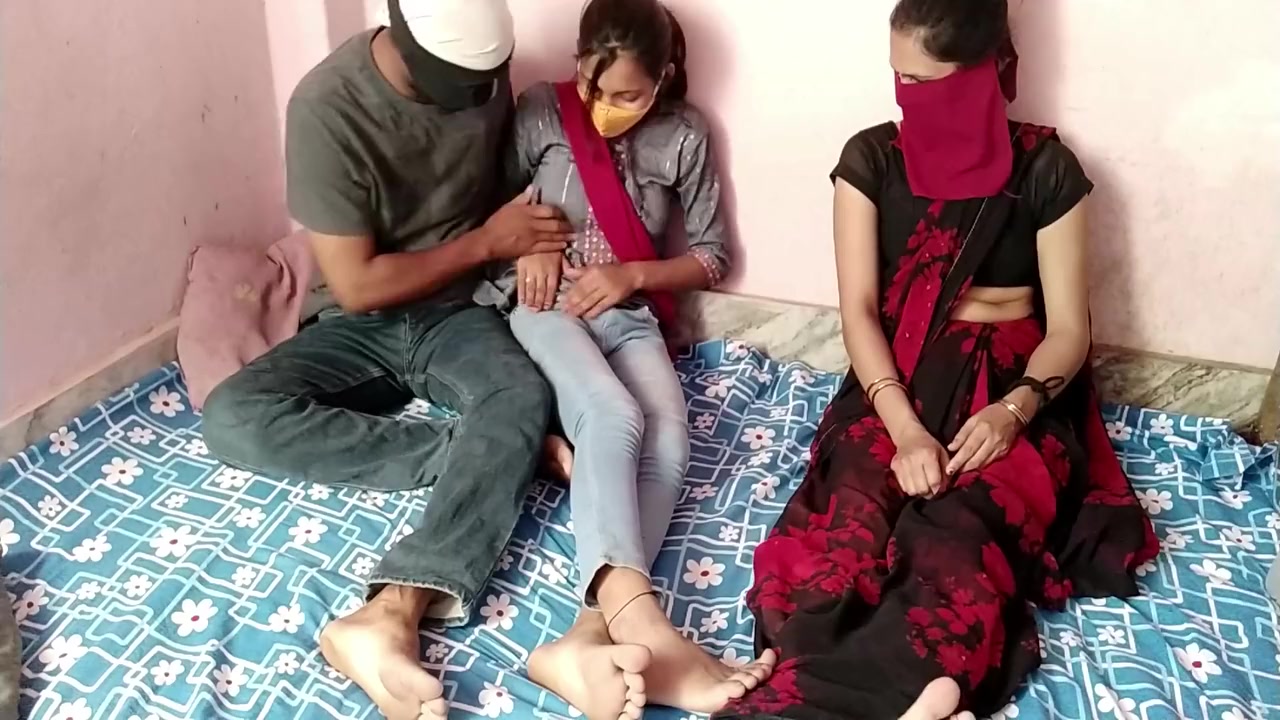 Sotelimaa Beti Ko Ek Sath Choda - Desi Indian Threesome Porn In Hindi