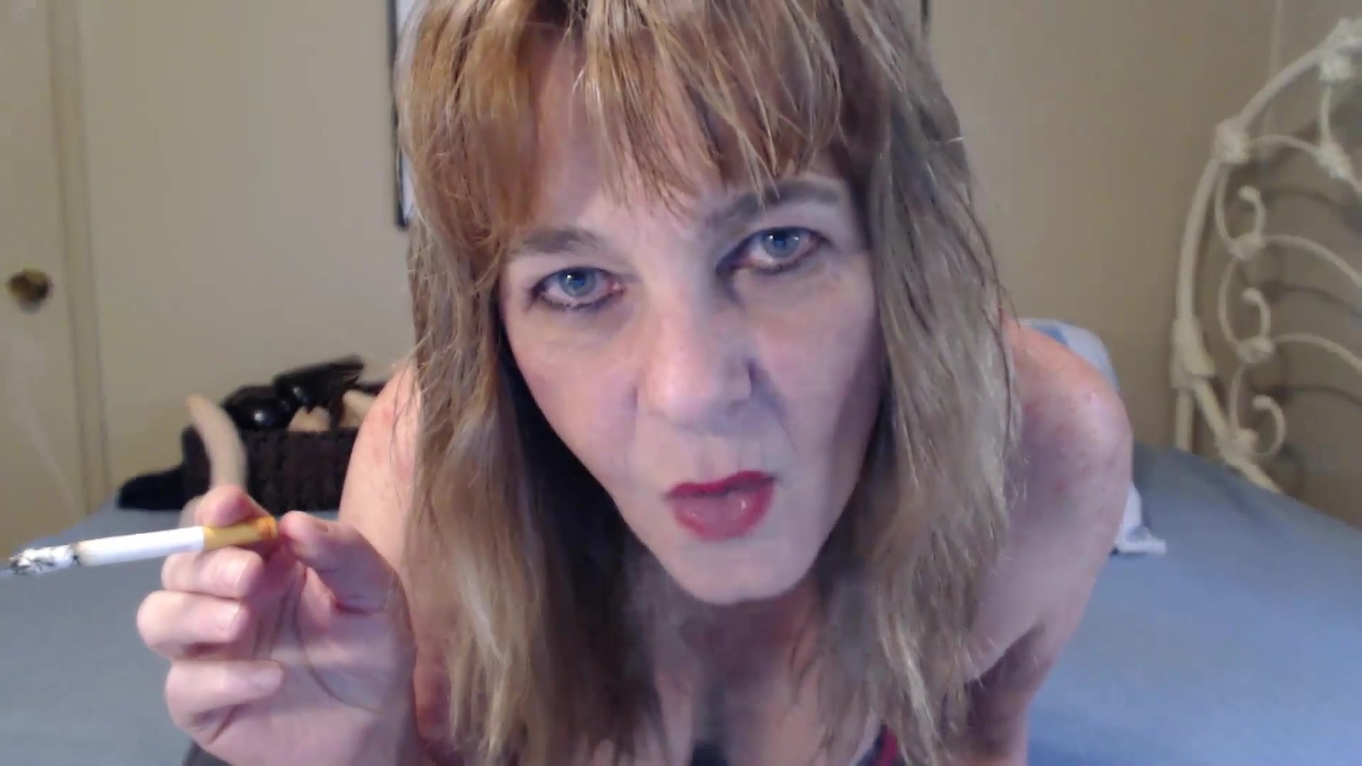 Your Smoking Slut - TacAmateurs