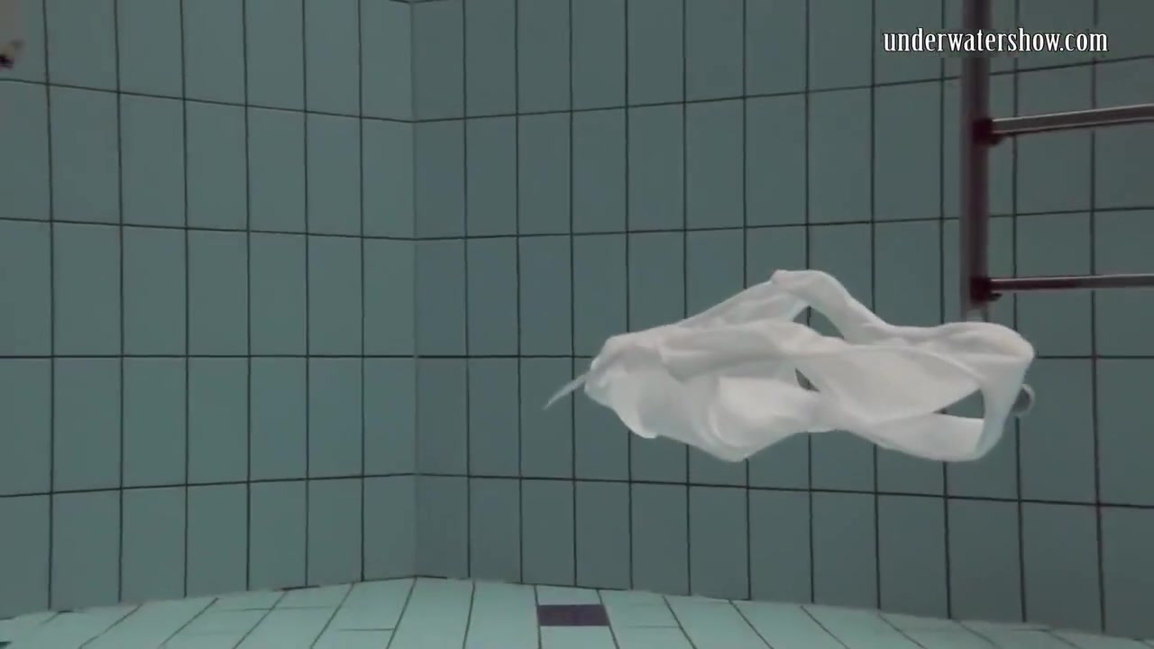 Super Tight Underwater Babe Pussy Loris Licicia
