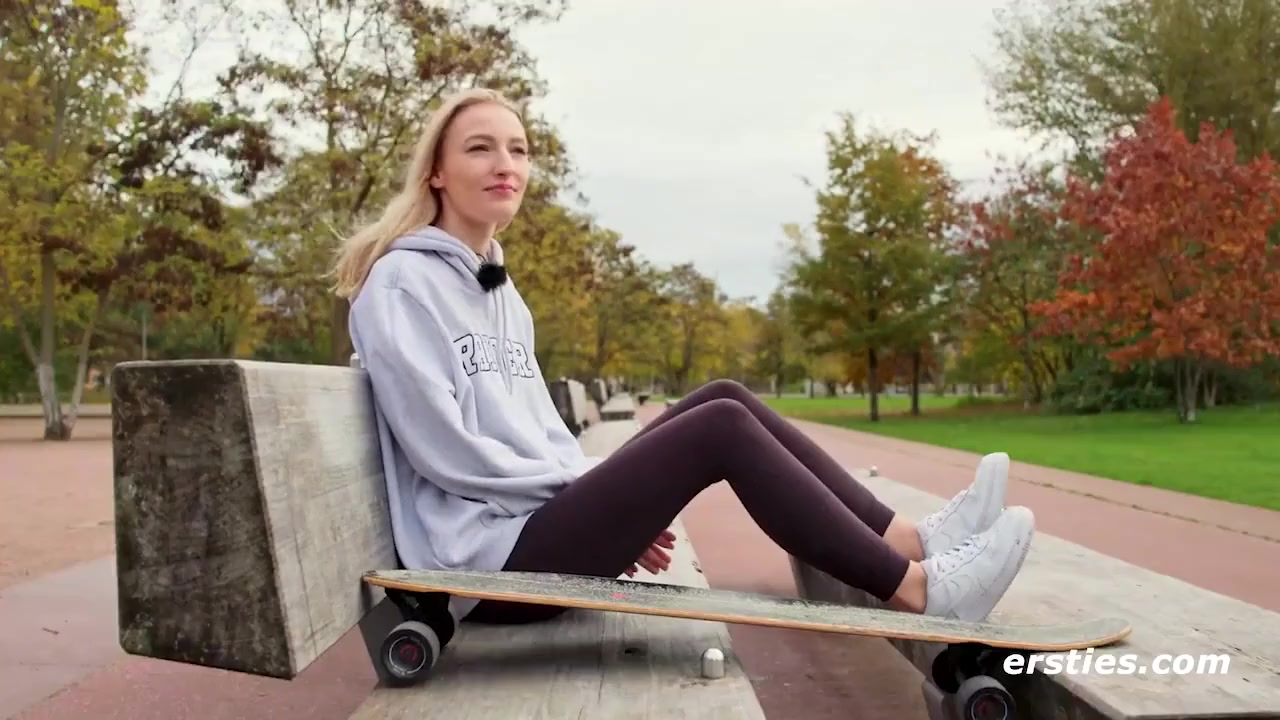 Die Zierliche Nattie Reitet Ihren Riesigen Dildo Auf Dem Kuchentisch
