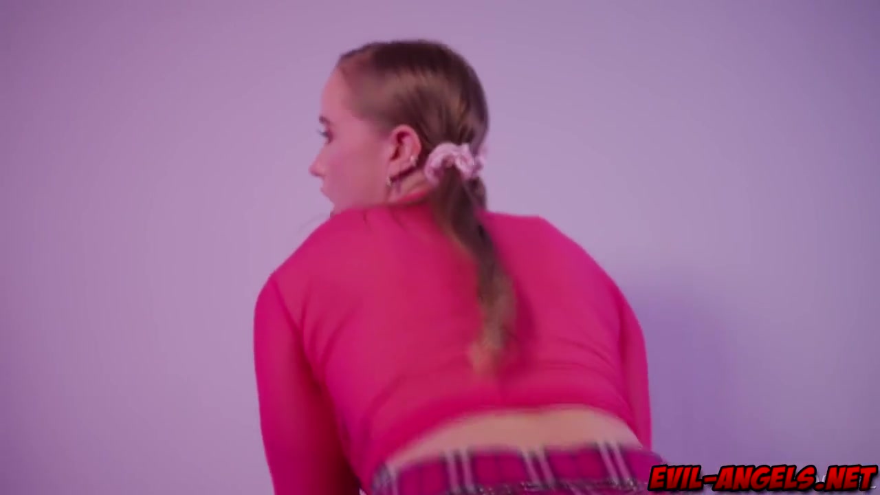 No One And Scarlet Chase - Stretches Her Ass With Monster
