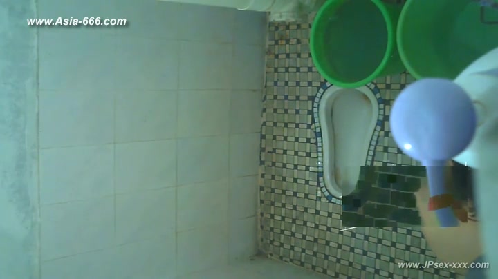 peeping chinese girls bathing.1