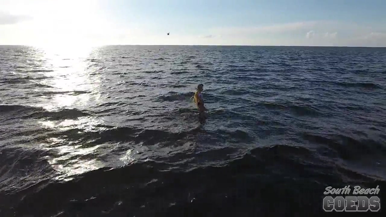 21yo Spinner Jesse Sexily Banging Herself Out At The Beach - SouthBeachCoeds