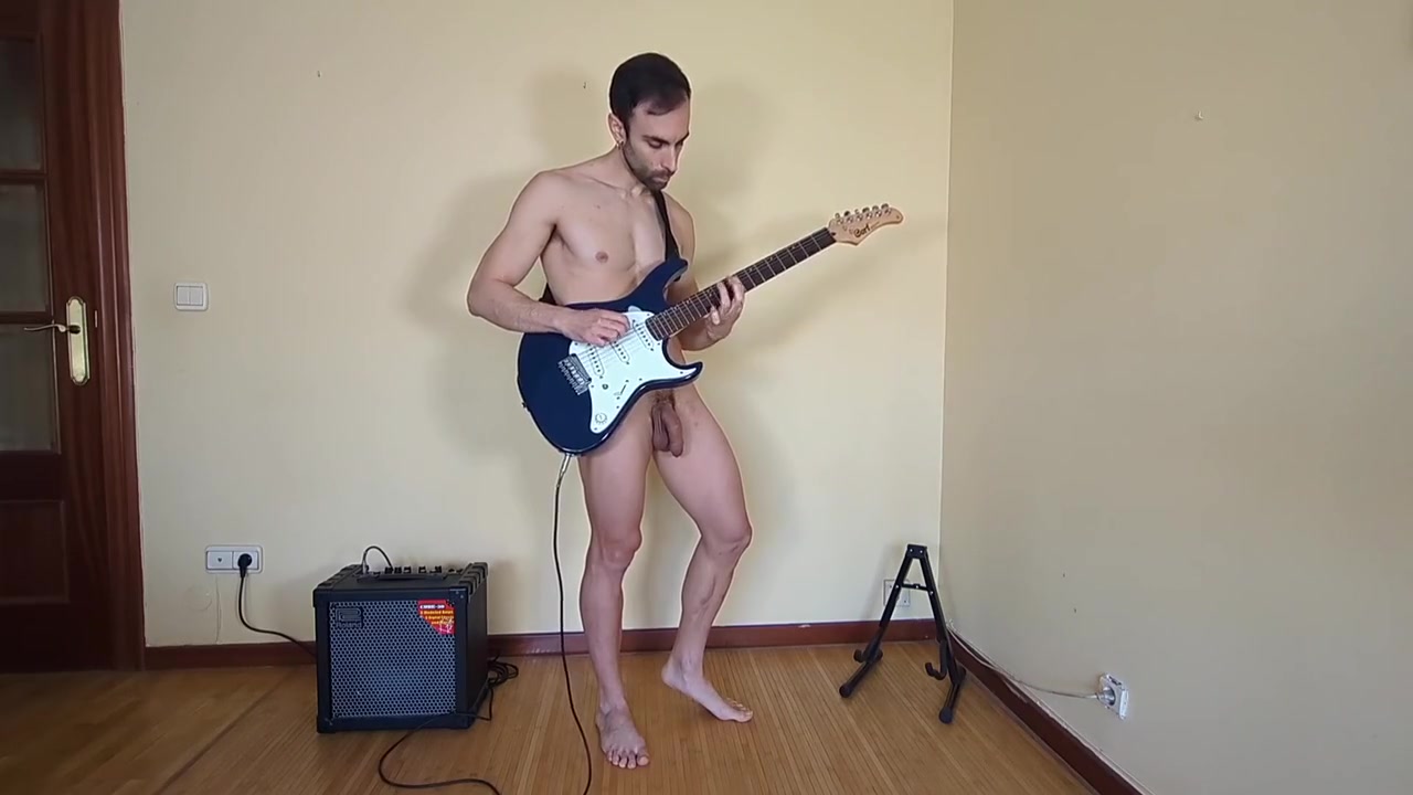 Toco Guitarra Completamente Desnudo