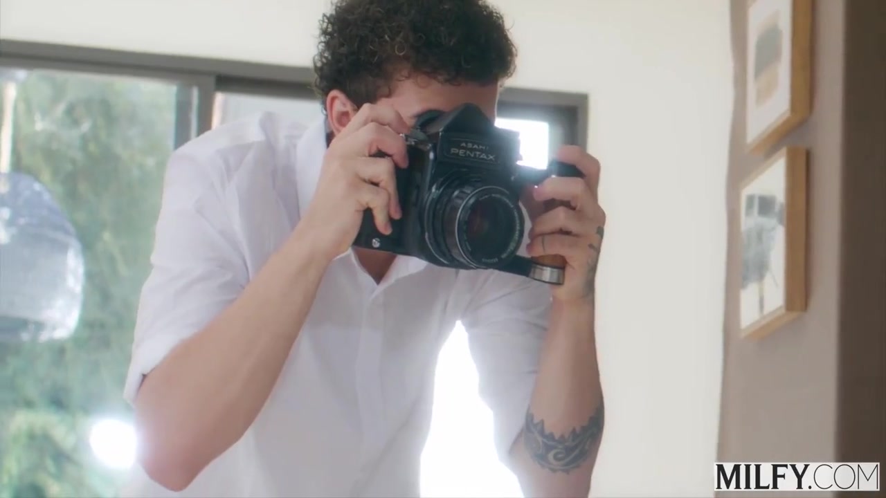 Photographer Makes Sexy Blonde Sarah His Subject 12 Min