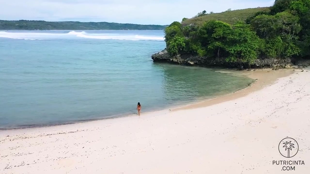 Putri Cinta - Stripping On A Beautiful Tropical Beach