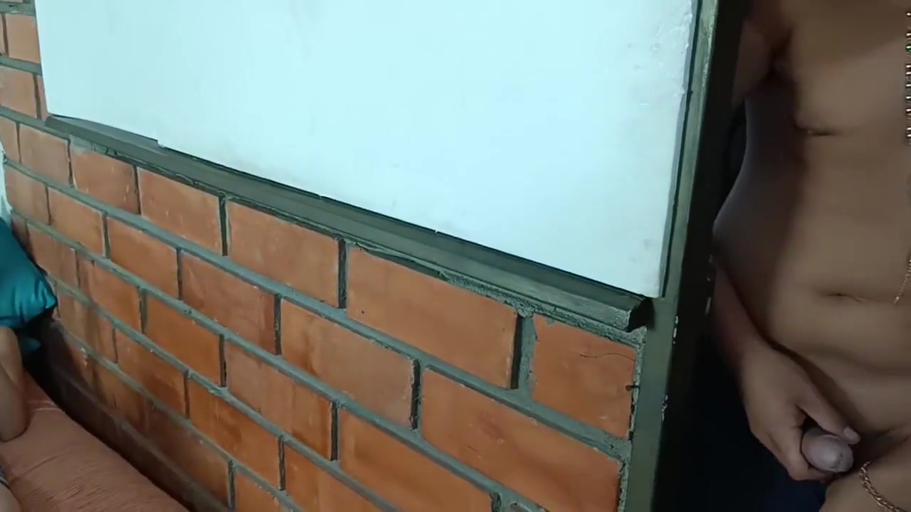 Pillo A Mi Hermanastra De Masturbandose En Su Habitacion Y No Puedo Evitar Querer Entrar Par