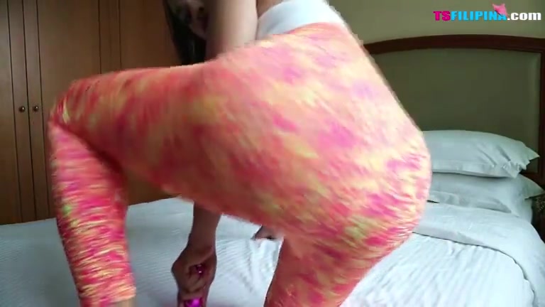 Sexy TS Filipina Twerking Hot In Yoga Pants