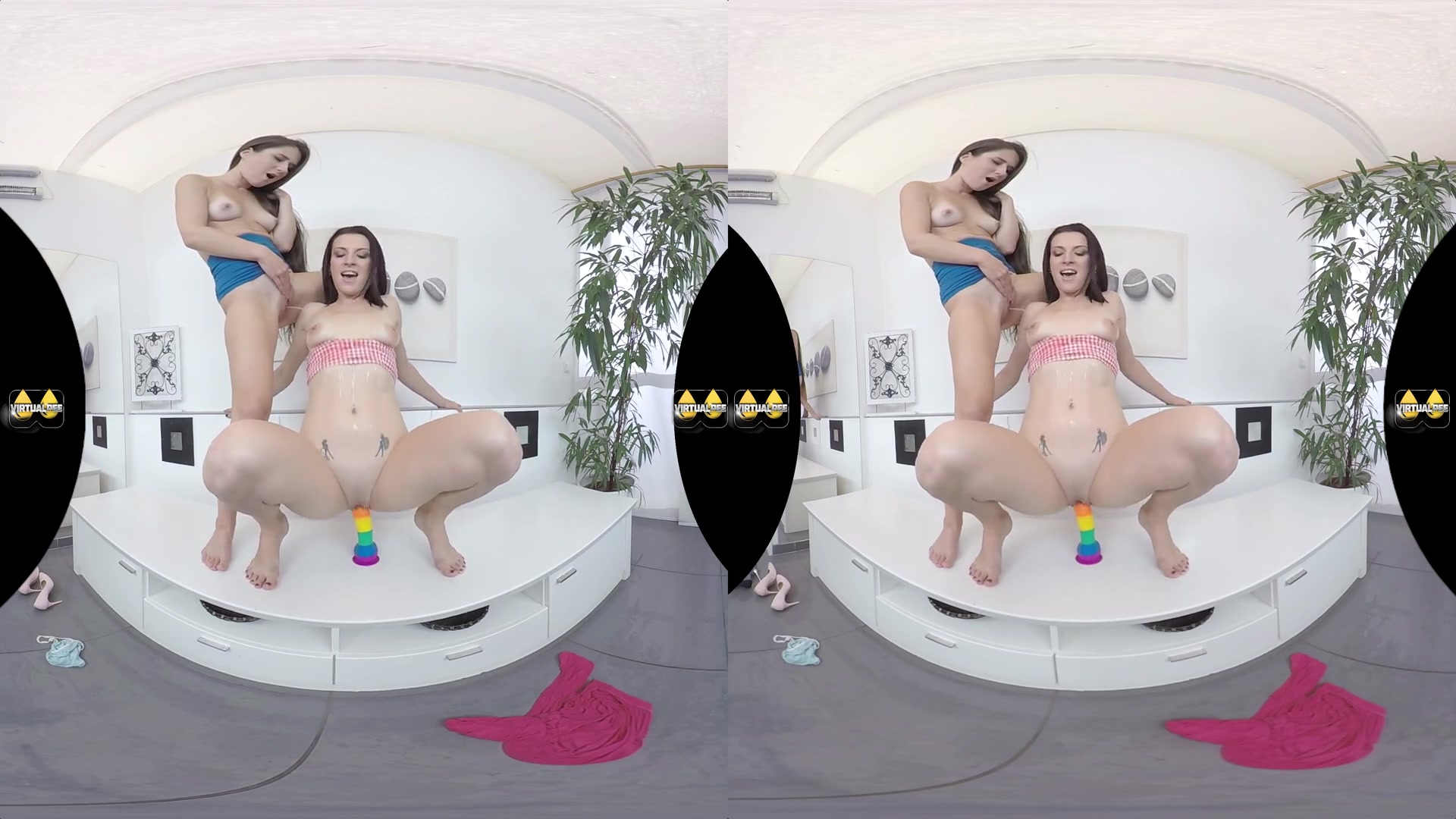 Lara Fox And Victoria Daniels - Yellow Shower Lesbian 3D Porn