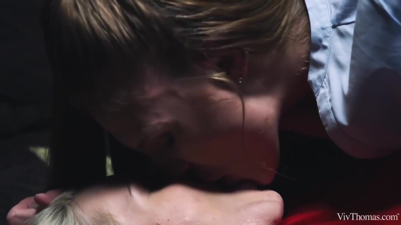 Azie S. And Dont Look Now - Hot Lesbian Blondes Sex With Viv Thomas