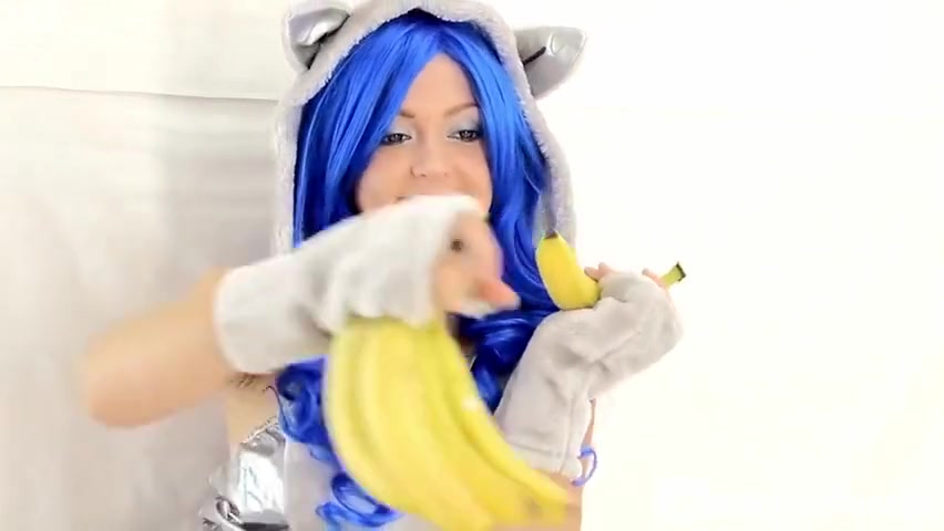 Cosplayer Penetrates Her Hairy Pussy With A Banana